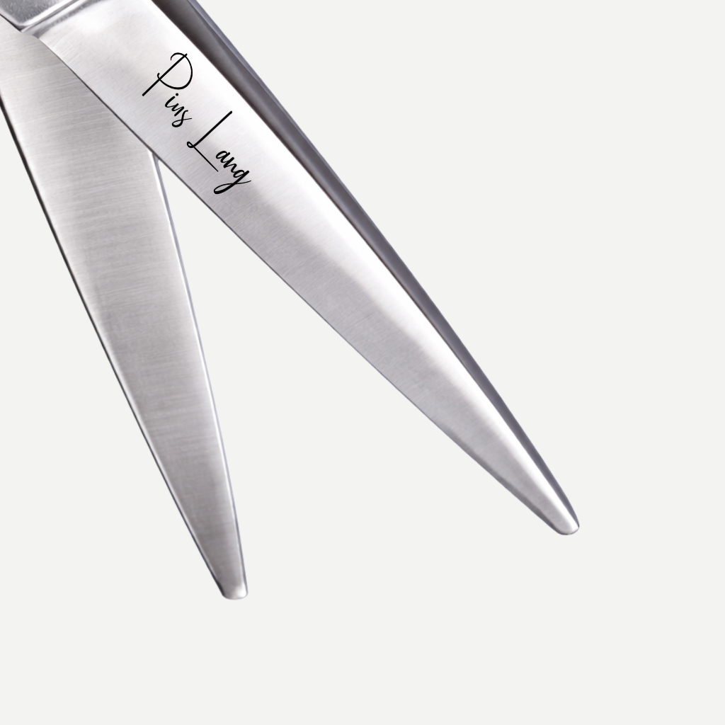 Detalle macro — filo de la hoja de tijeras PIUS LANG, mostrando afilado convexo de precisión